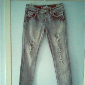 Almost Famous white wash distressed jeans Levi’s